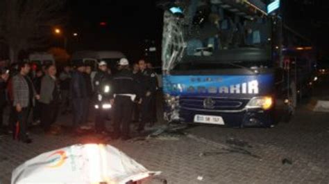A­m­b­u­l­a­n­s­ ­i­l­e­ ­y­o­l­c­u­ ­o­t­o­b­ü­s­ü­ ­ç­a­r­p­ı­ş­t­ı­:­ ­6­ ­y­a­r­a­l­ı­